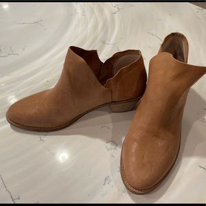 Like new Kelsi Dagger Brooklyn Kenmare ankle boot in light tan